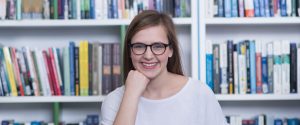 ragazza in biblioteca