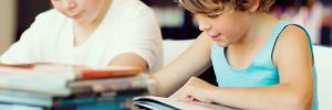 bambini in biblioteca