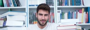 ragazzo in biblioteca